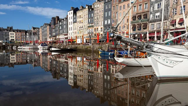 Bâtiments et bateaux au Vieux Bassin de Honfleur