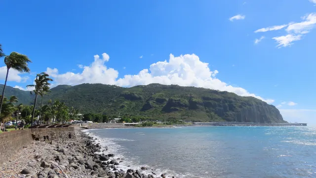 La Montagne vue depuis le Barachois à Saint-Denis, La Réunion